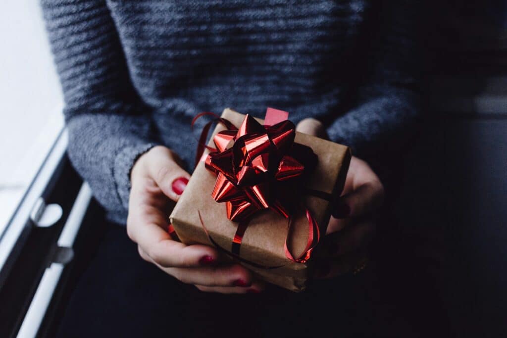 cadeaubox vasthouden voor speciaal cadeau moment