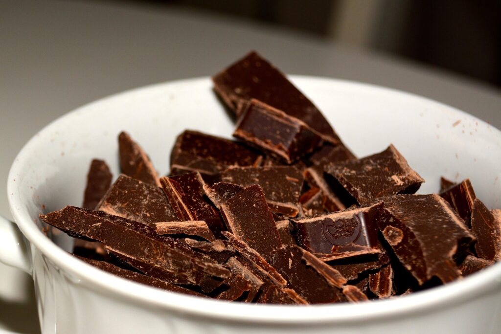 Kop met stukken pure chocolade als bedrijfsgeschenk