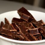 Kop met stukken pure chocolade als bedrijfsgeschenk